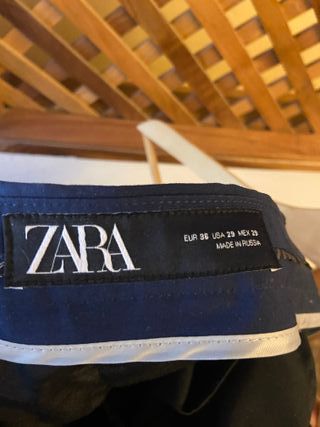 Traje Zara azul marino.