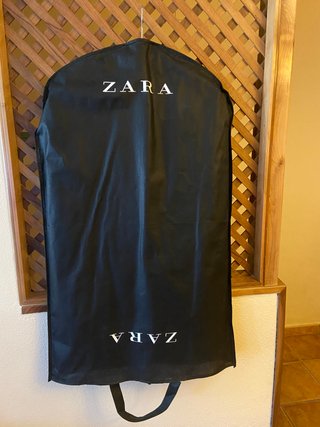 Traje Zara azul marino.