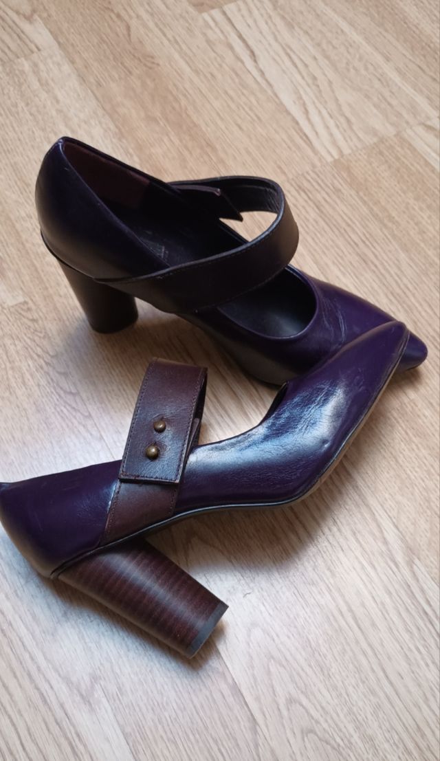 Zapatos tacón morados Bimba y Lola