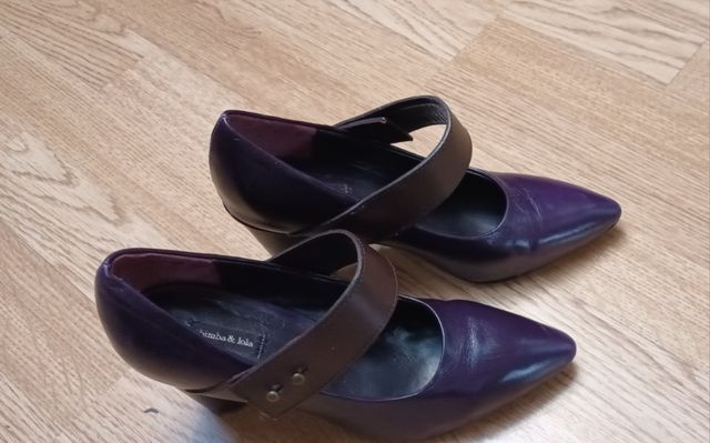 Zapatos tacón morados Bimba y Lola