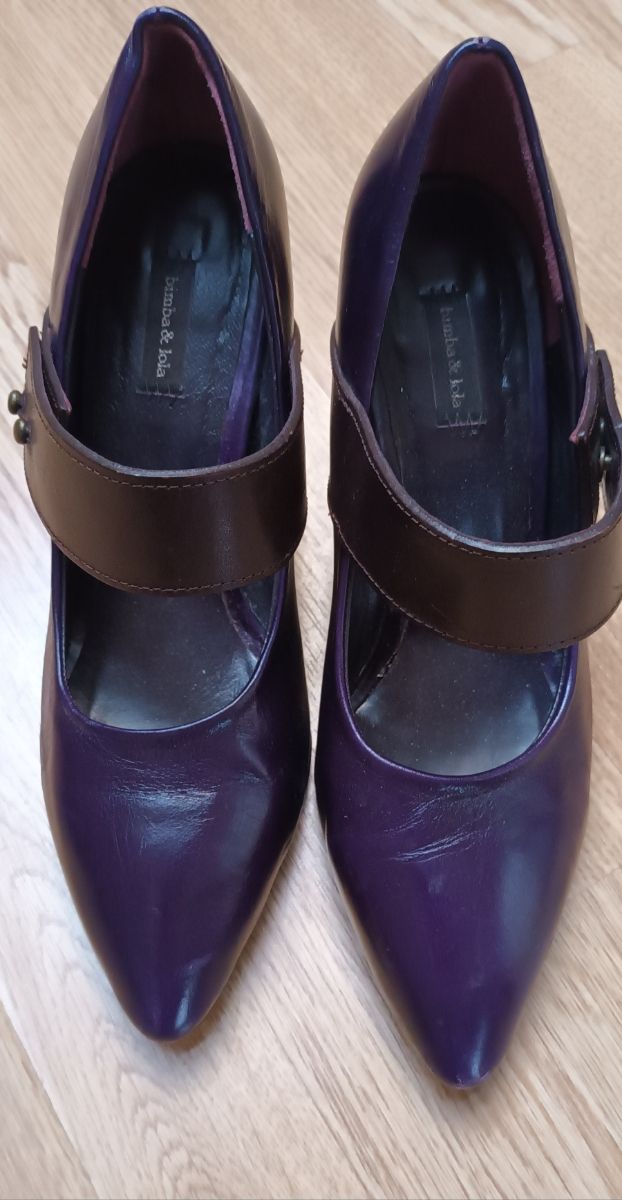 Zapatos tacón morados Bimba y Lola