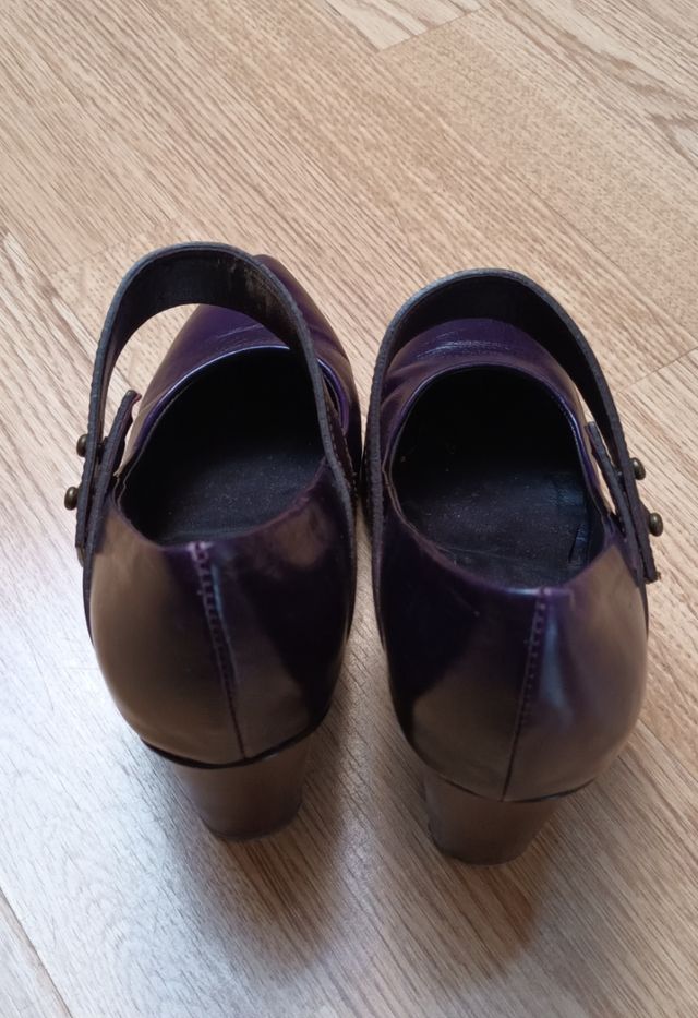 Zapatos tacón morados Bimba y Lola