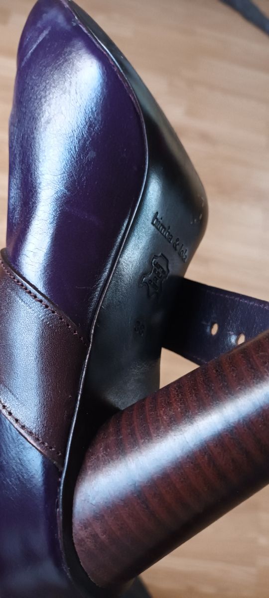 Zapatos tacón morados Bimba y Lola