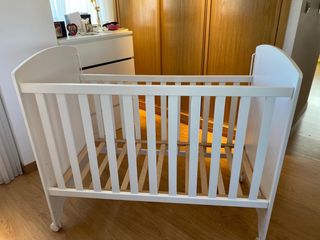 Cuna Micuna y colchón Ecus Care.