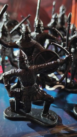 25 miniature soldatini medievali plastic