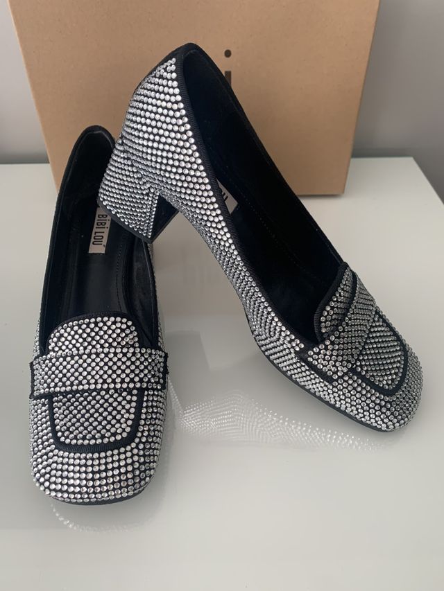 Mocasines plata con pedrería. Talla 38