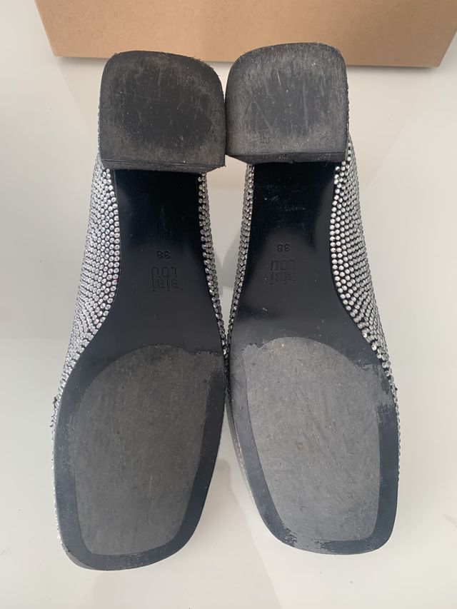 Mocasines plata con pedrería. Talla 38