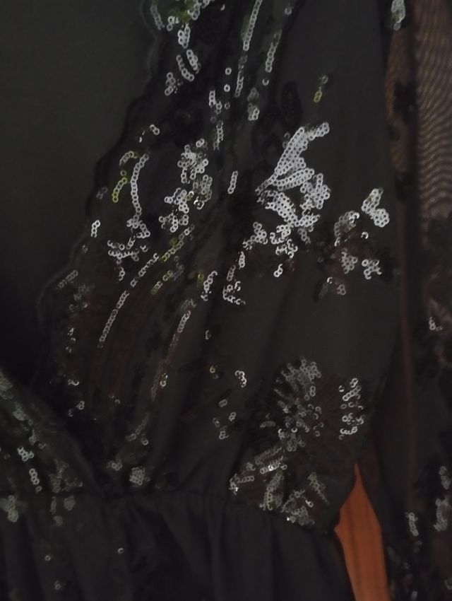 Mono de fiesta negro con brillos