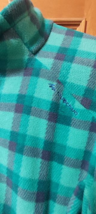 Chaqueta polar Quechua tallaje de mujer.