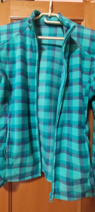 Chaqueta polar Quechua tallaje de mujer.