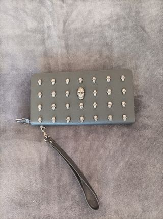 Cartera Thomas Wylde de cuero con calaveras negras