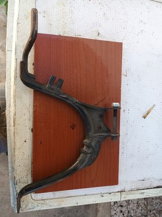 Patilla caballete aerox