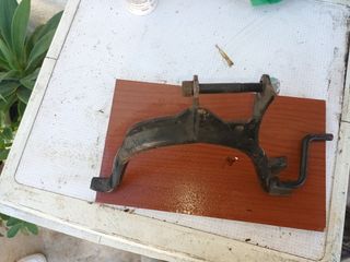 Patilla caballete aerox