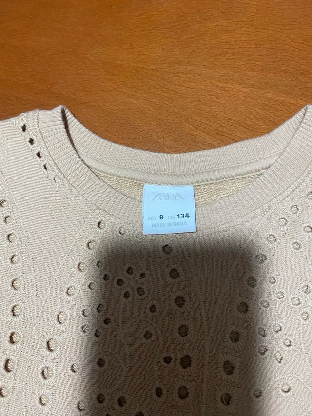 Sudadera Zara calada color beige