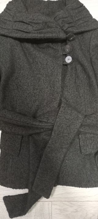 Chaquetón negro de Zara