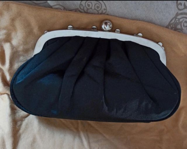 Pochette nera in raso