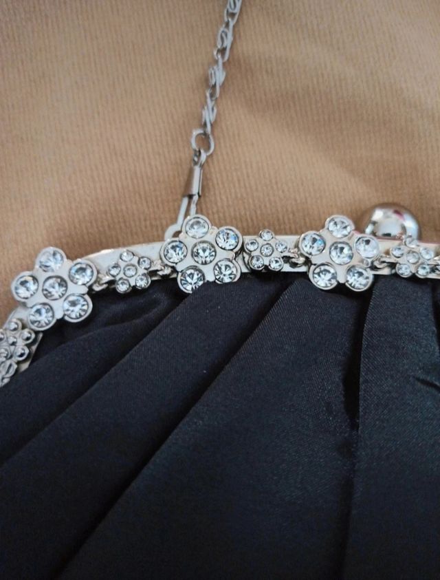 Pochette nera in raso