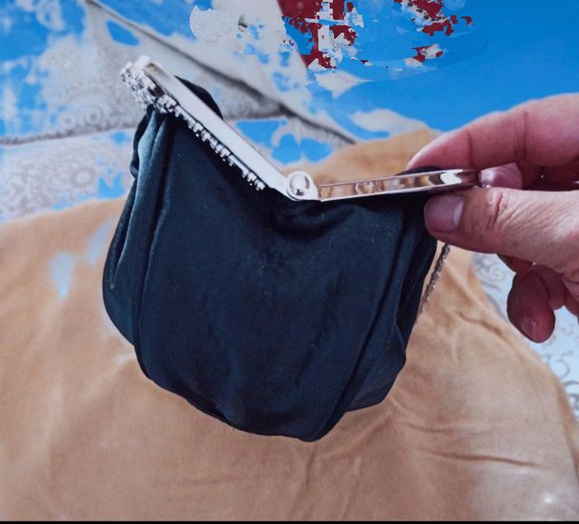 Pochette nera in raso