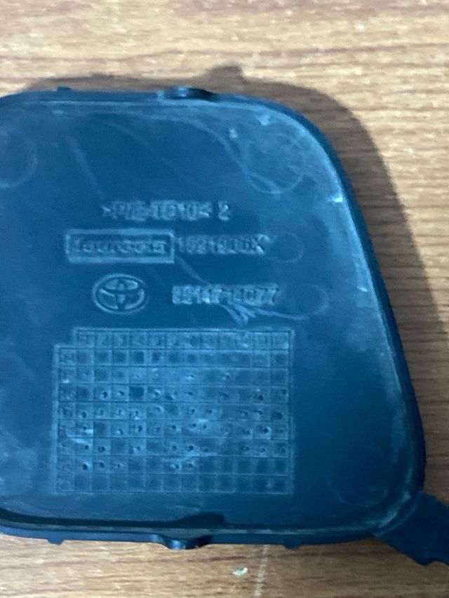 Tapa gancho remolque y anagramas Toyota.