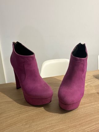 botines morados y dorados