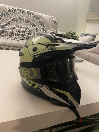 Casco de motocross con gafas