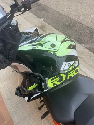 Casco de motocross con gafas