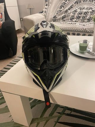 Casco de motocross con gafas