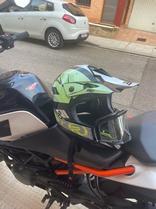 Casco de motocross con gafas