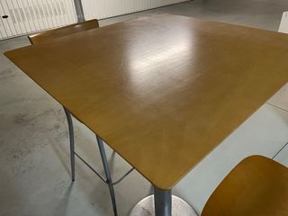 Mesa alta de madera con pie de metal