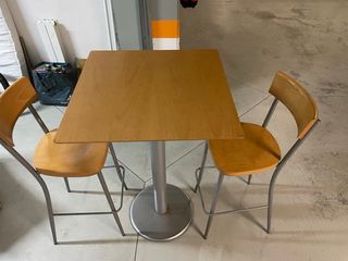 Mesa alta de madera con pie de metal