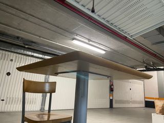 Mesa alta de madera con pie de metal