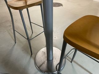 Mesa alta de madera con pie de metal