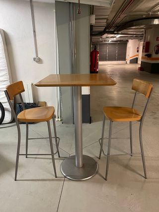Mesa alta de madera con pie de metal