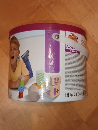 Cubo de piezas de madera