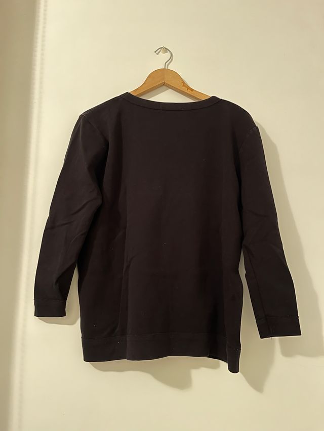 SUDADERA NEGRA CON LETRAS