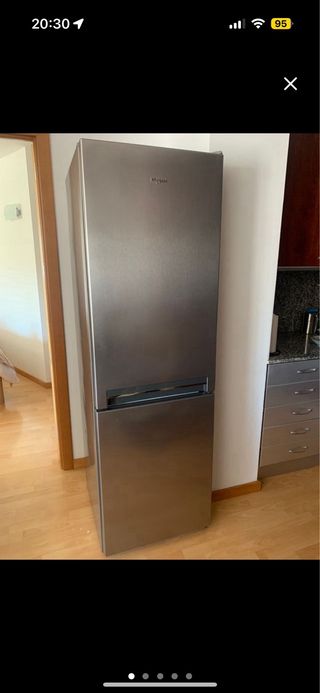 Nevera y congelador Whirpool color plata