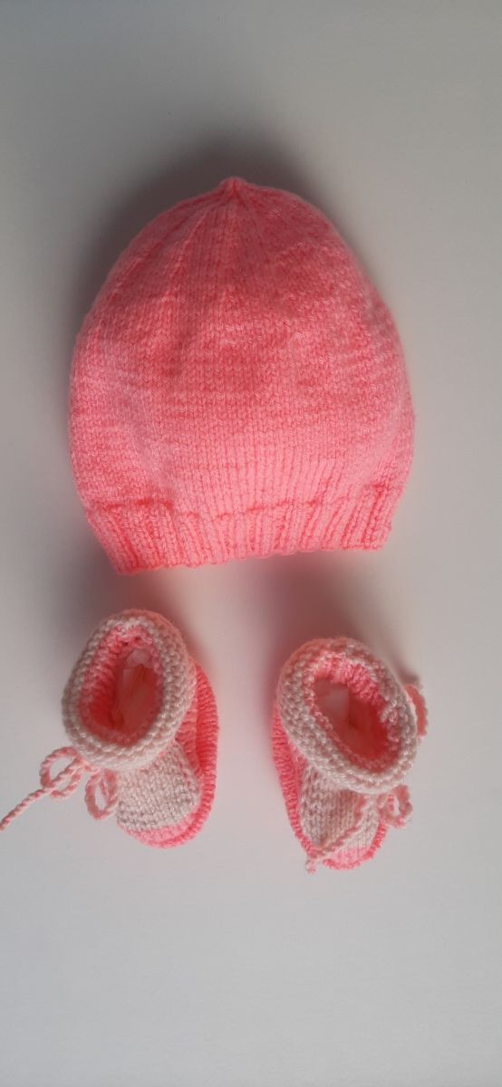 Gorrito y patucos bebé HECHO A MANO