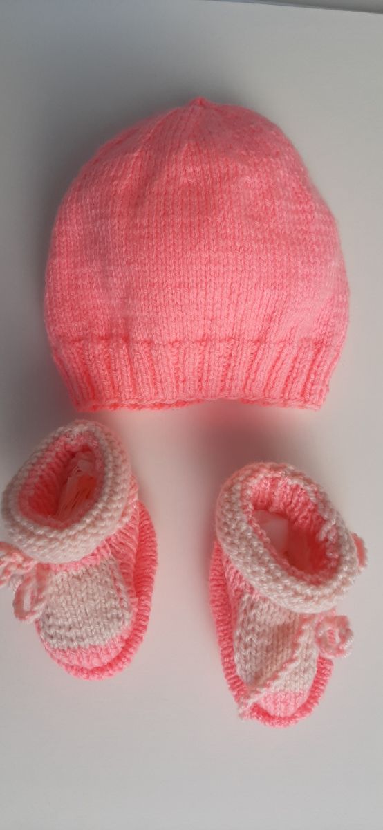 Gorrito y patucos bebé HECHO A MANO