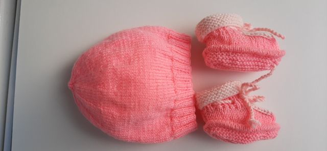 Gorrito y patucos bebé HECHO A MANO