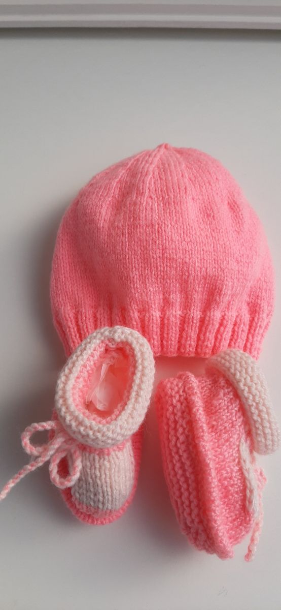 Gorrito y patucos bebé HECHO A MANO