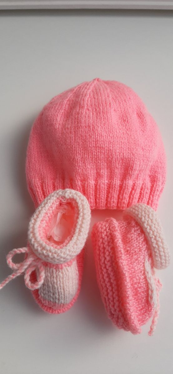 Gorrito y patucos bebé HECHO A MANO
