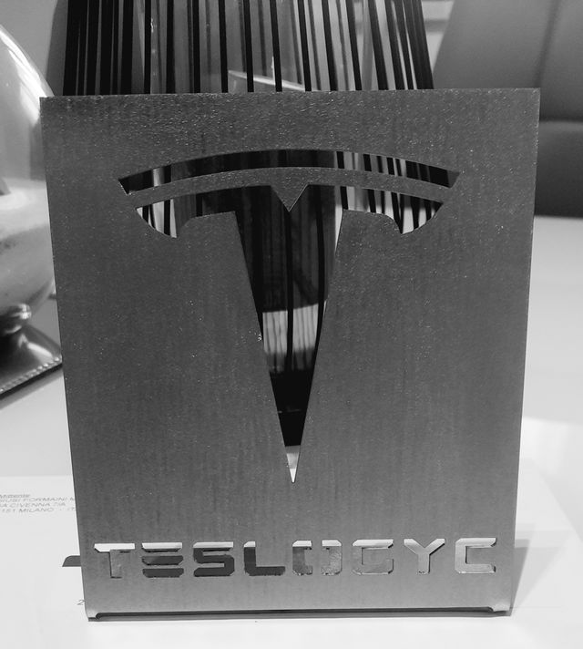 Fermarcate Design Tesla in Ferro Zincato