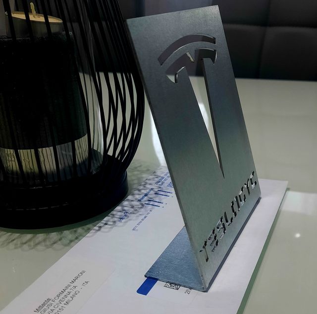 Fermarcate Design Tesla in Ferro Zincato