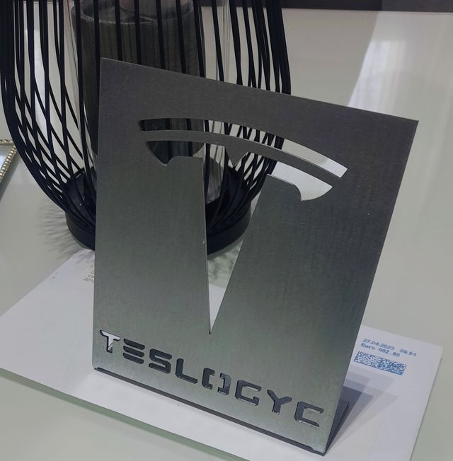 Fermarcate Design Tesla in Ferro Zincato