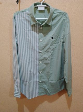Camisa de hombre de manga larga verde .