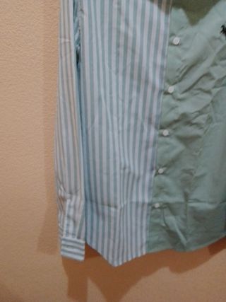 Camisa de hombre de manga larga verde .