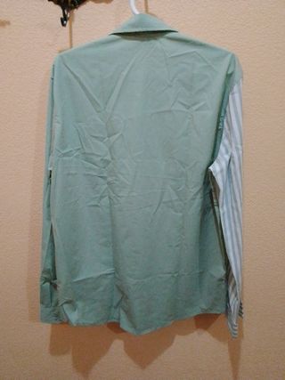 Camisa de hombre de manga larga verde .