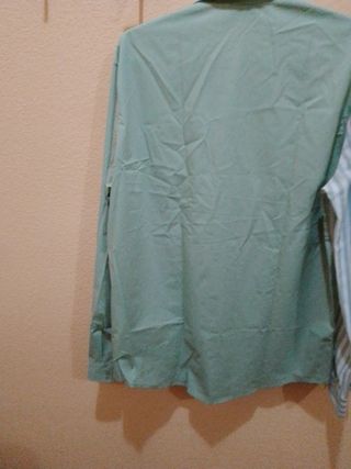 Camisa de hombre de manga larga verde .