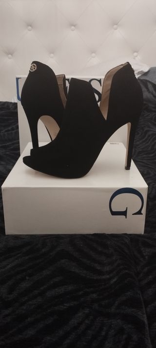 Botín tacón color negro