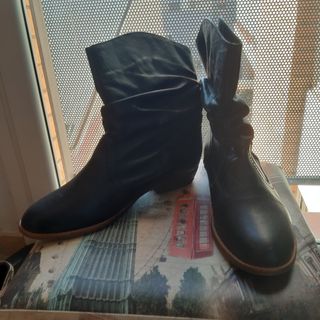 Botines dos diseños de piel negro 